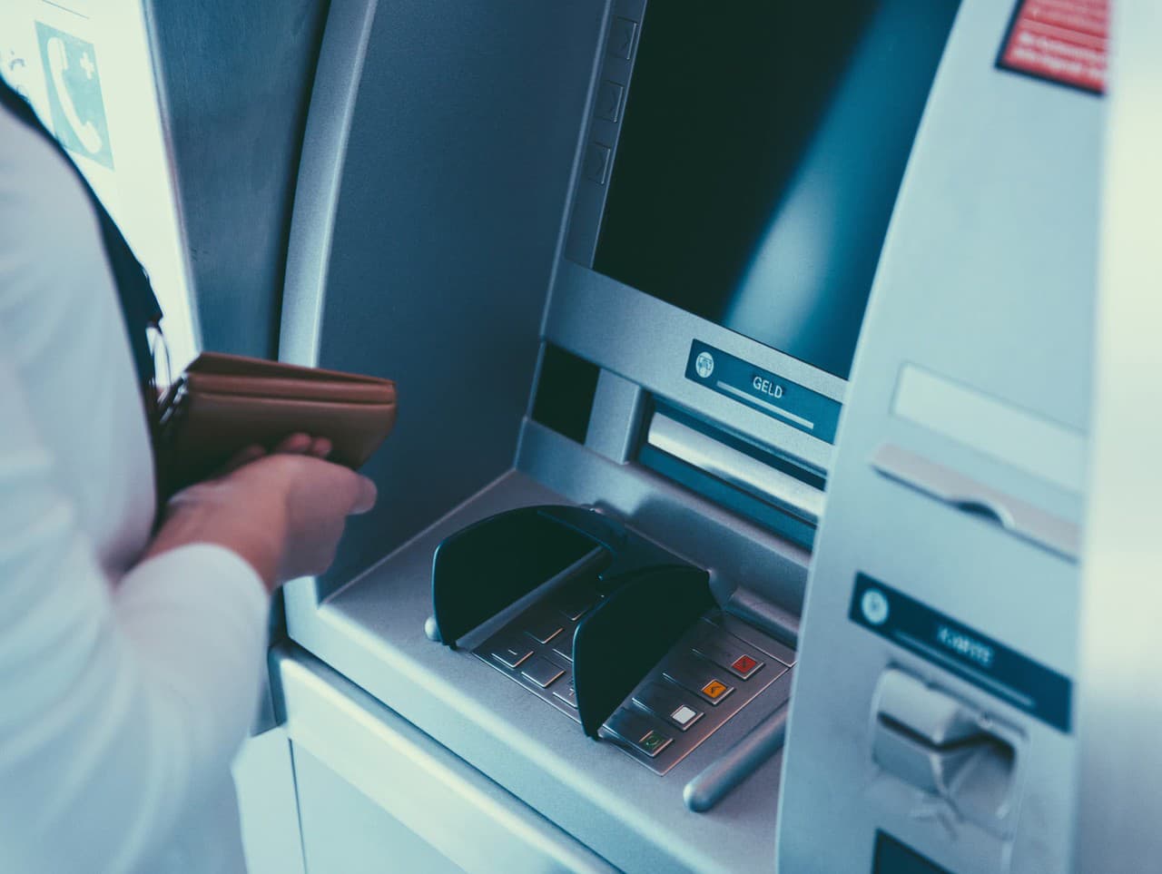 Nezabudnite to urobiť pred použitím bankomatu: ušetríte si tak veľké finančné straty.