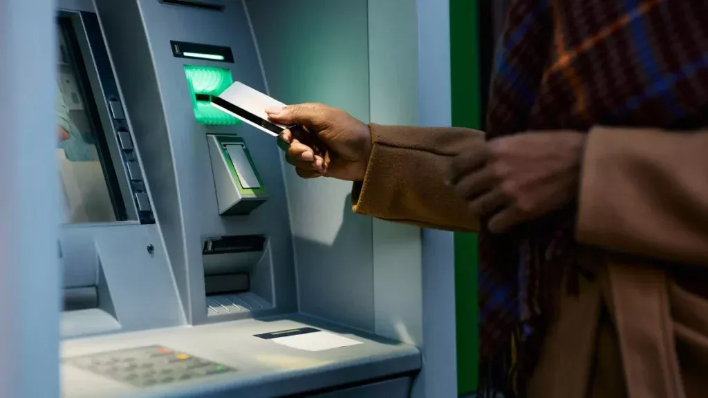 Nezabudnite to urobiť pred použitím bankomatu: ušetríte si tak veľké finančné straty.