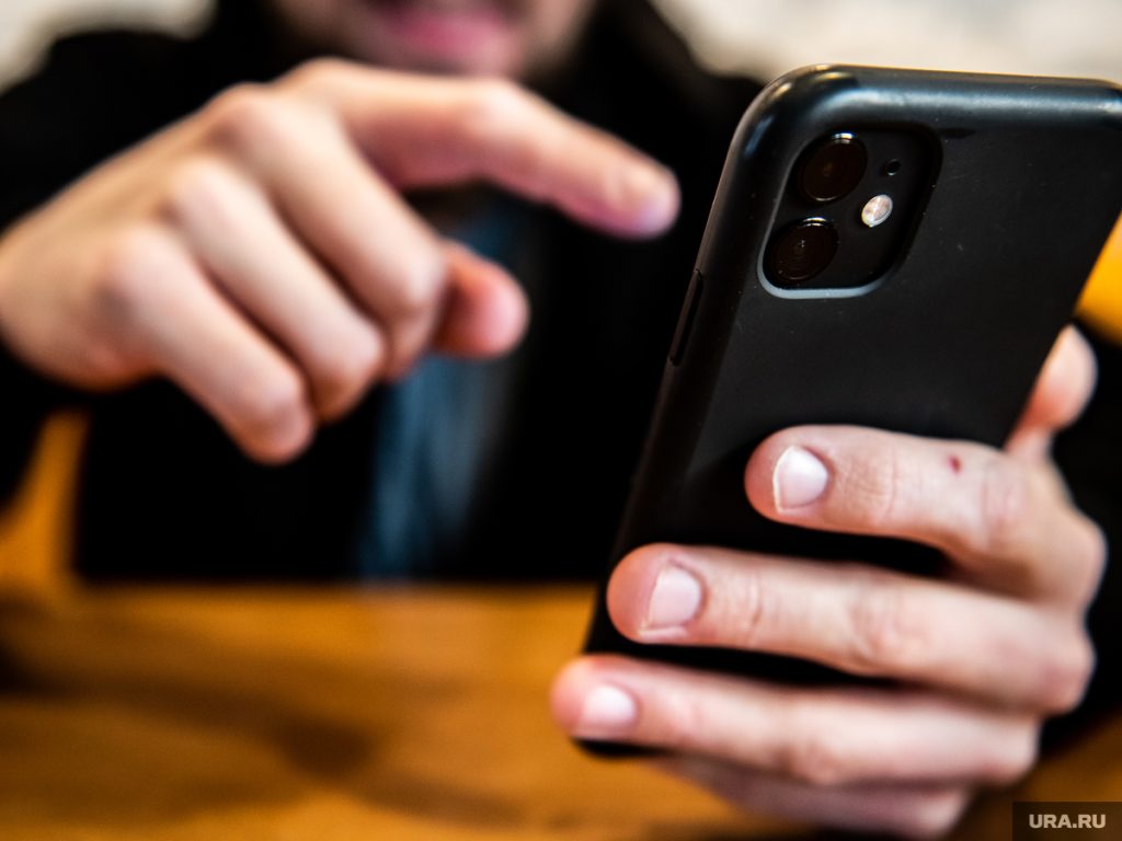 Čo je to za otvor na mobilných telefónoch vedľa konektora na nabíjačku a prečo sa nesmie poškodiť?