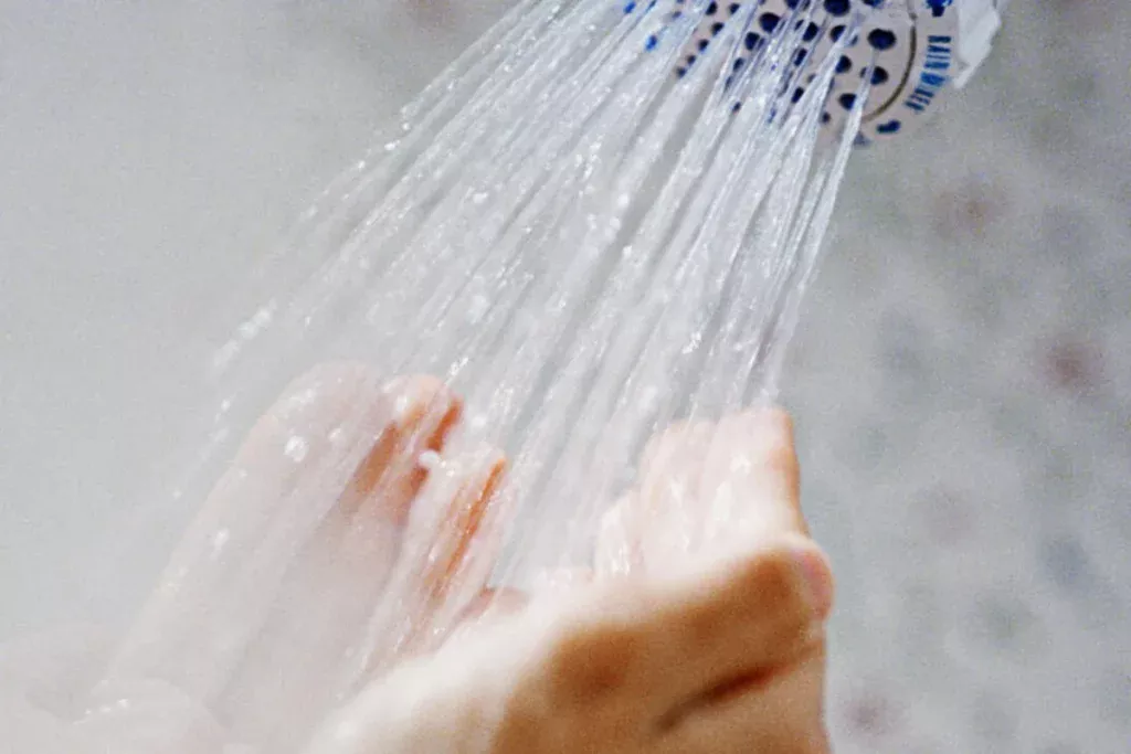 Jedna vec, ktorú robíte po každom sprchovaní, poškodzuje váš domov a spôsobuje vznik plesne v priebehu niekoľkých minút