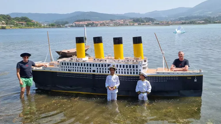 8-ročný chlapec postavil a riadi vlastný „Titanic“ v Nigrane