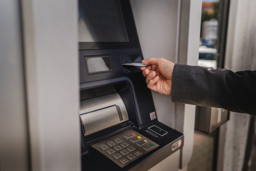 Správa z bankomatu, ktorá vás môže zaskočiť, keď sa pokúšate vybrať hotovosť