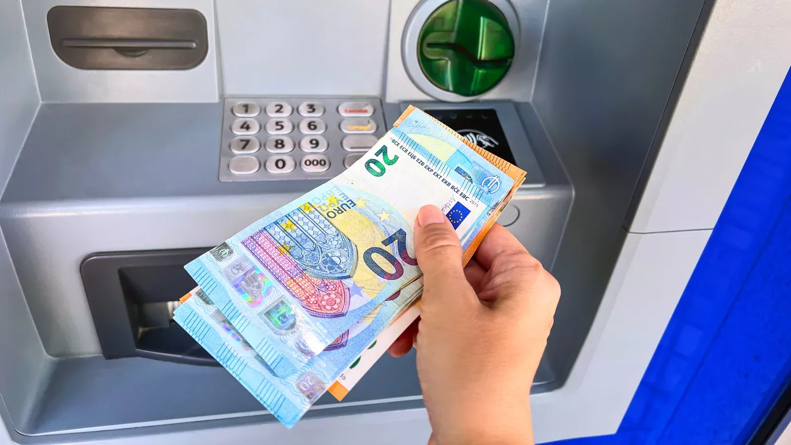 Nezabudnite to urobiť pred použitím bankomatu: ušetríte si tak veľké finančné straty.