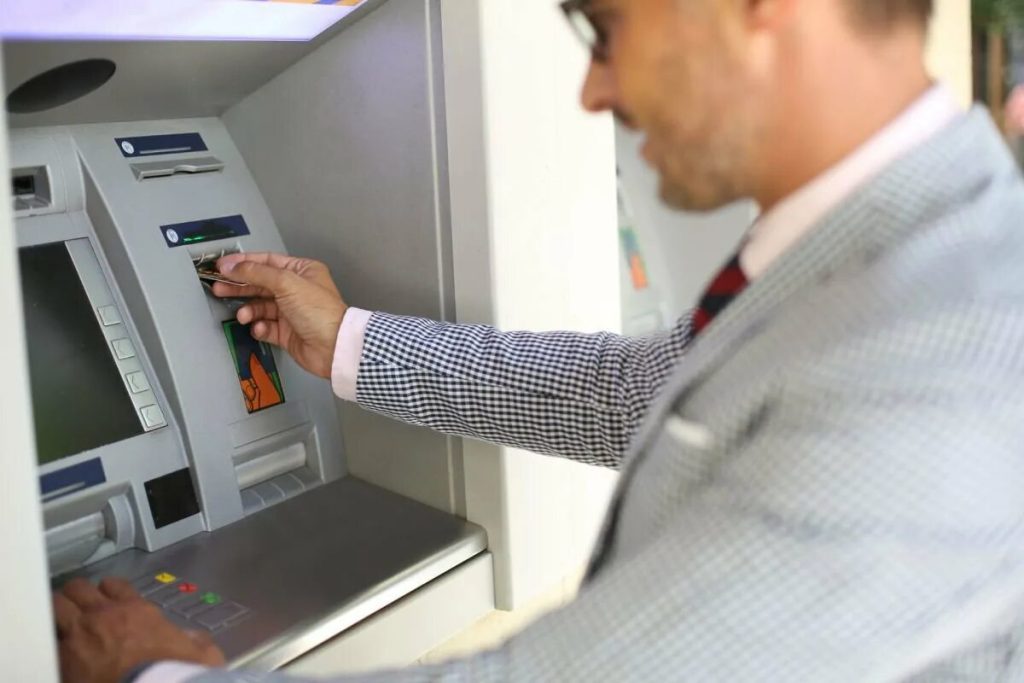Využitie vašej kreditnej karty sa v roku 2026 navždy zmení: ak vyberiete sumu presahujúcu tento limit, vaša banka to oznámi daňovému úradu