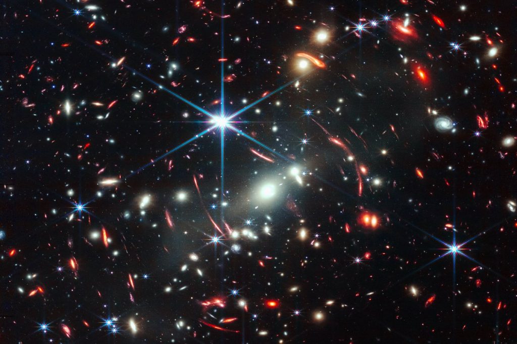Tisíce galaxií zachytených na jednej fotografii teleskopom Webb