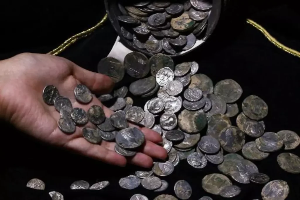 Priatelia nájdu počas výletu zbierku mincí: jej hodnota presahuje 5 miliónov eur