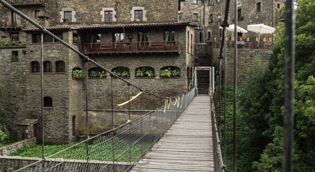 Najkrajšia dedinka Barcelony so 100-metrovým vodopádom a hradom z 11. storočia