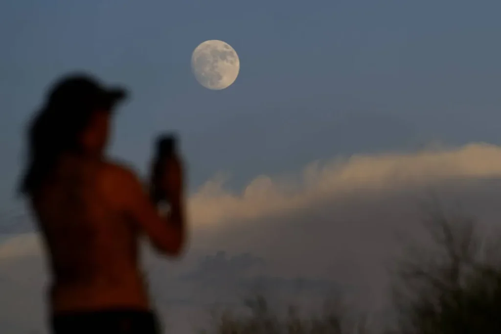 Ako vyfotografovať Mesiac na mobilný telefón a nezahynúť pri pokuse