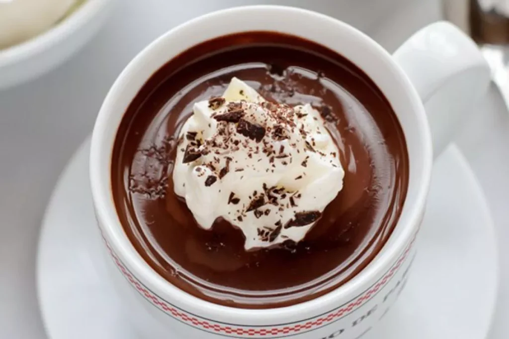 Našla som recept na vynikajúcu horúcu čokoládu, ktorá chutí ako nápoj z luxusnej kaviarne (krémová, sýta a krásna!)