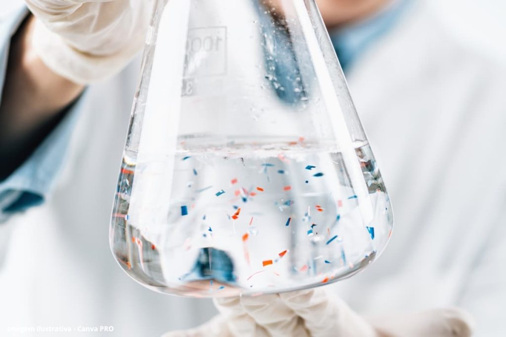 Nedávna štúdia ukazuje, že sklenené fľaše obsahujú viac mikroplastov ako plastové