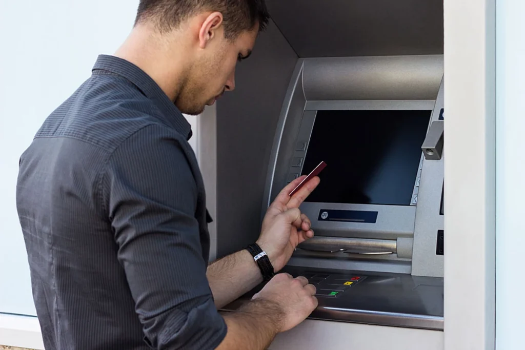 Gesto s kartou pri výbere peňazí z bankomatu, ktoré vám môže pokaziť dovolenku: všetky banky varujú
