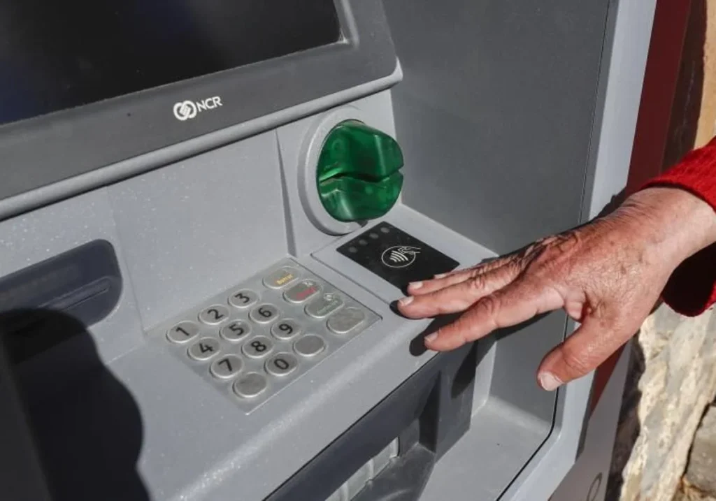 Dôležitá zmena, ktorá nadobudla platnosť 1. júla v bankomatoch: o koľko sa zvýšia bankové poplatky