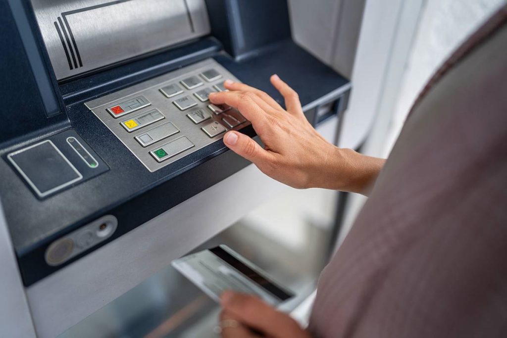 Bankomaty: varovanie pred nebezpečným podvodom, ktorý vás môže pripraviť o peniaze za pár sekúnd