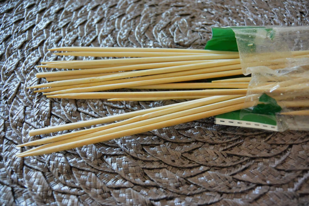 Nie je to z estetických dôvodov: prečo sa odporúča vkladať drevené tyčinky do pôdy pre rastliny