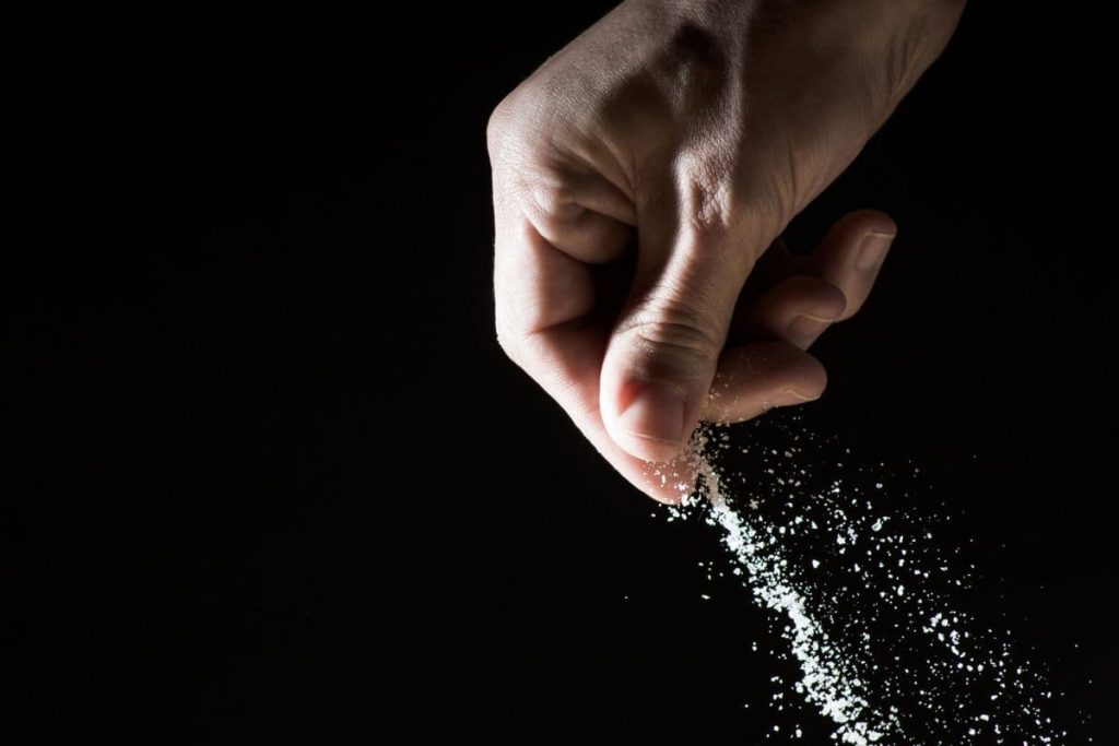 Posypávanie soli na uhlie pri príprave grilovania: prečo mnohí kuchári používajú túto techniku