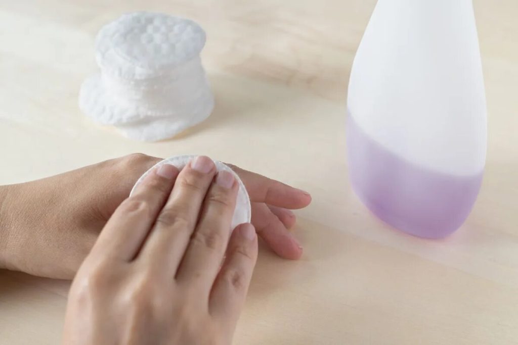 Ako odlepiť prsty, ktoré sa prilepili pomocou dvoch ingrediencií