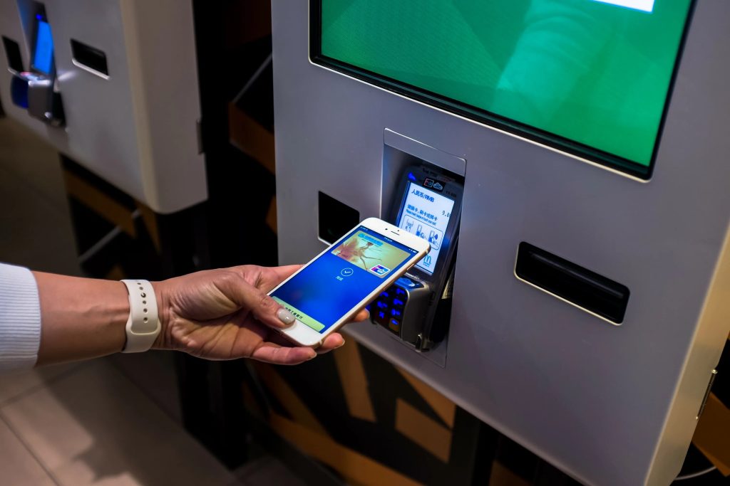 Sofistikovaný podvod, ktorý vyprázdňuje bankové účty prostredníctvom bankomatov pomocou mobilných telefónov