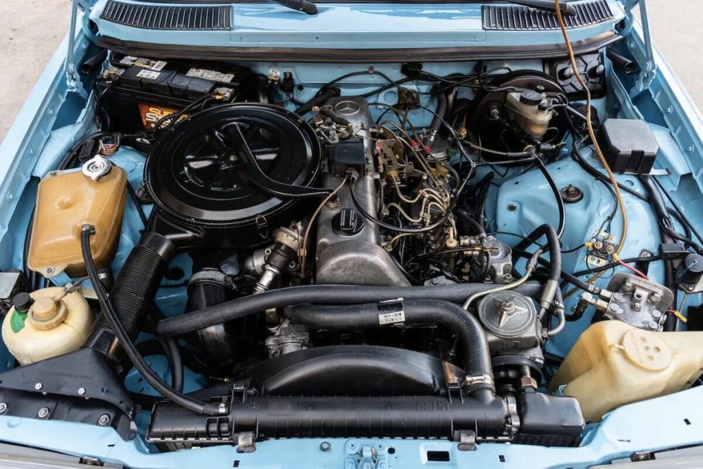 Óda na „prekonštrukciu“: Mercedes sa rozhodol vylepšiť jeden z najlepších motorov svojej doby. Rozhodnutím bolo pridať valec, čím vznikol dieselový motor OM617, ktorý dosiahol slávu spolu s modelom W123