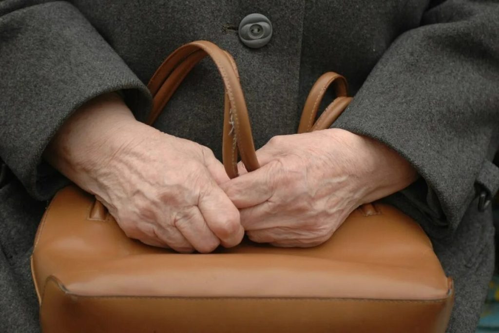 74-ročná žena priniesla na autobusovú zastávku 5000 eur a to, čo sa stalo potom, by neprialo ani najväčšiemu nepriateľovi.