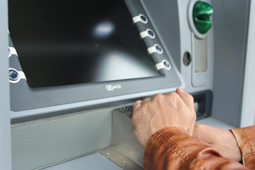 Bankomaty: čo nesmiete zabudnúť pri výbere hotovosti, aby ste sa vyhli podvodom