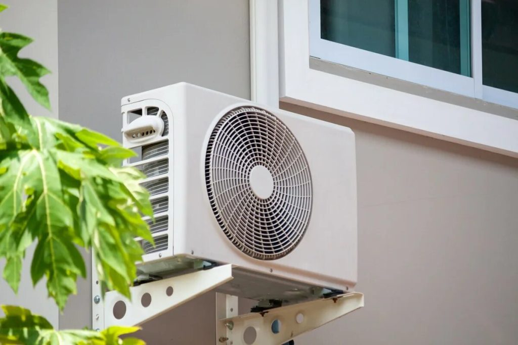 Odborník na klimatizáciu tvrdí: „Klimatizácia nespotrebuje rovnaké množstvo energie pri teplote 22 °C a 25 °C, závisí to od vonkajšej teploty a rozdielu teplôt medzi vonkajšou a vnútornou jednotkou.“