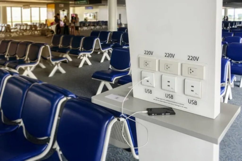 Správny a bezpečný spôsob nabíjania mobilného telefónu na verejných miestach a zabránenie odcudzeniu hesiel cudzími osobami