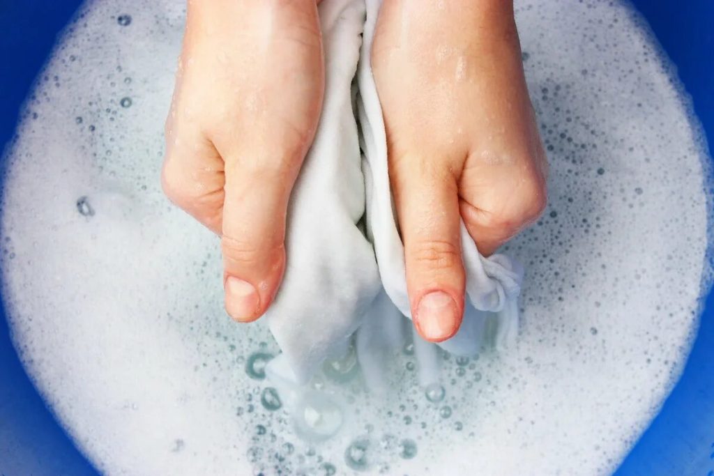 Je možné vyčistiť oblečenie zašpinené bielidlom? Odpoveď je áno, a na to potrebujete zmiešať len dve zložky