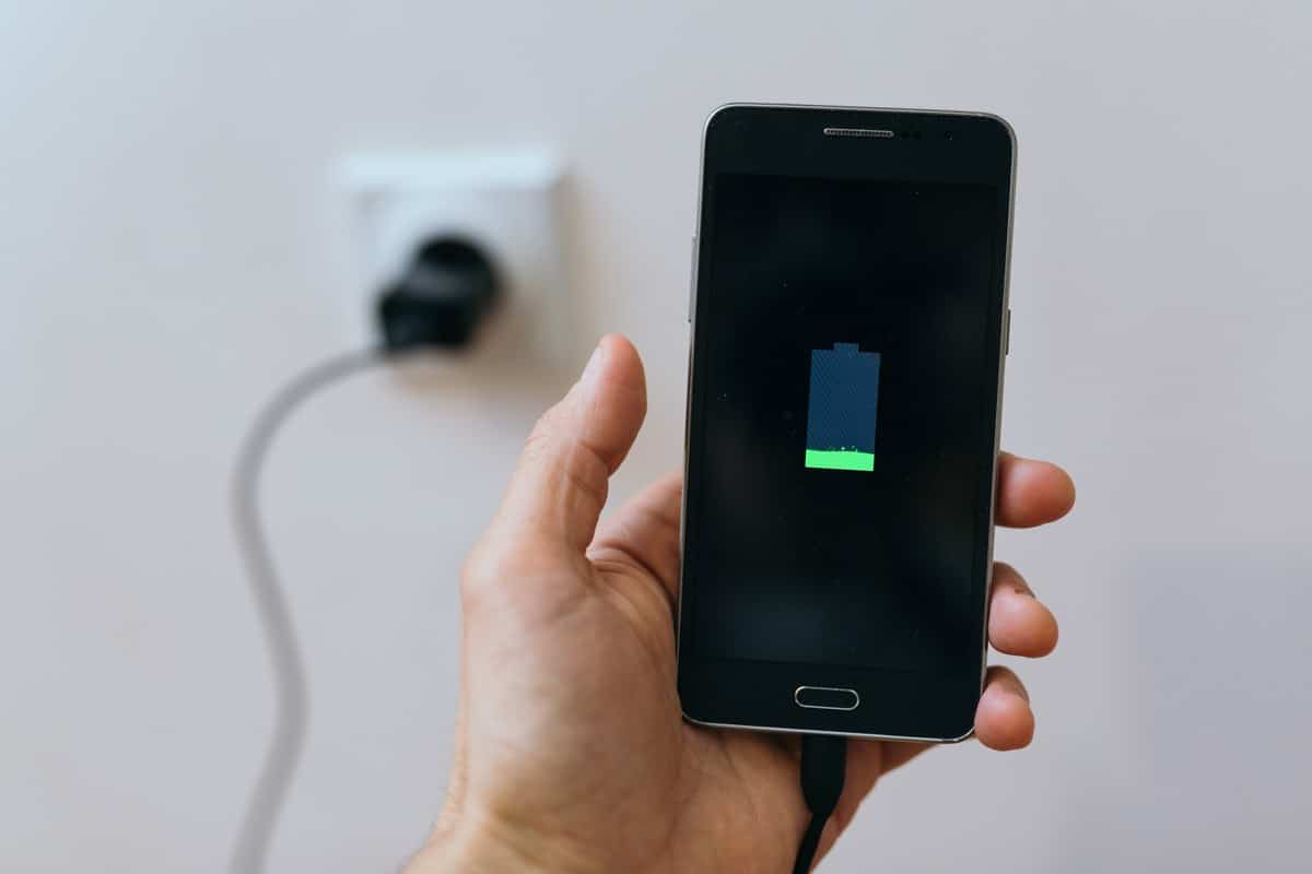 Správny a bezpečný spôsob nabíjania mobilného telefónu na verejných miestach a zabránenie krádeži hesiel cudzími osobami.