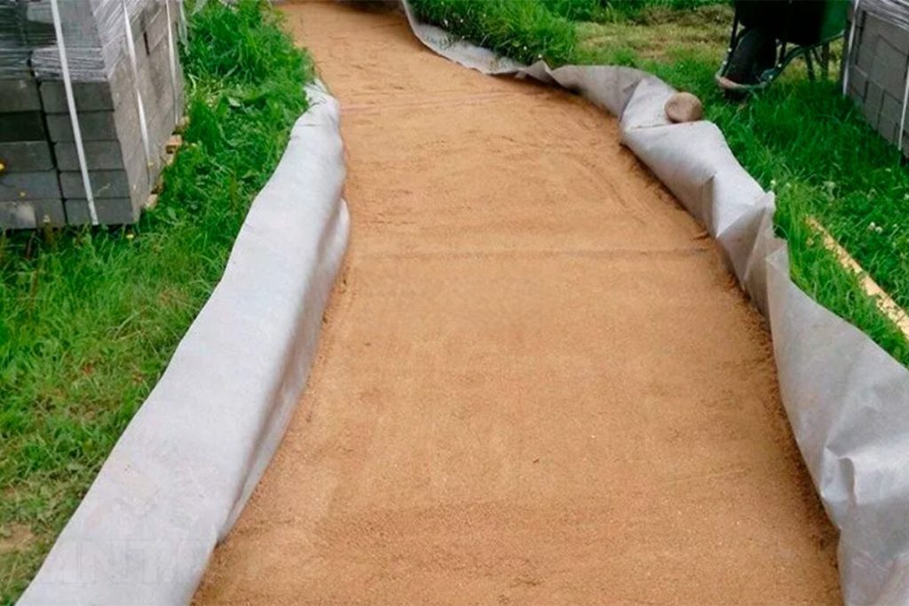 To je to, čo robia krajinní architekti, aby sa raz a navždy zbavili buriny v štrku