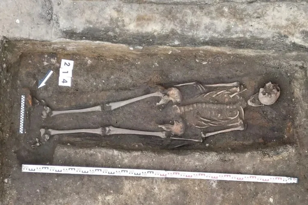 Pod kaviarňou s mrazenou zmrzlinou v Gdansku objavili hrob stredovekého rytiera s vyrezávanou zbrojou a neznámym pôvodom