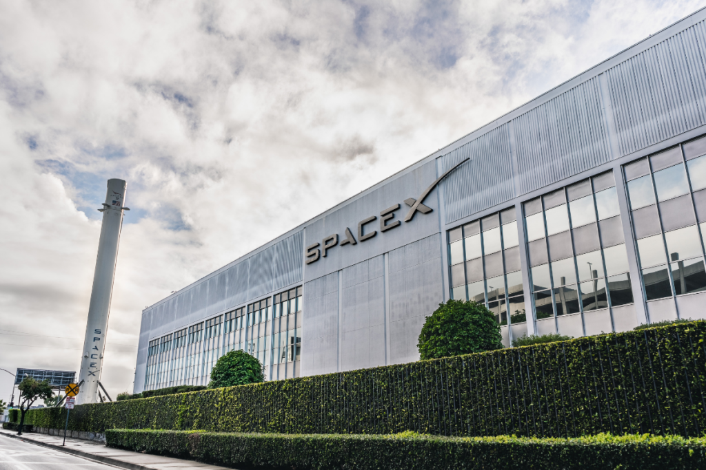 Elon Musk plánuje nové kolo investícií do SpaceX v hodnote 400 miliárd dolárov