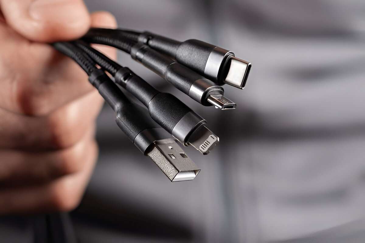 Správny a bezpečný spôsob nabíjania mobilného telefónu na verejných miestach a zabránenie krádeži hesiel cudzími osobami.