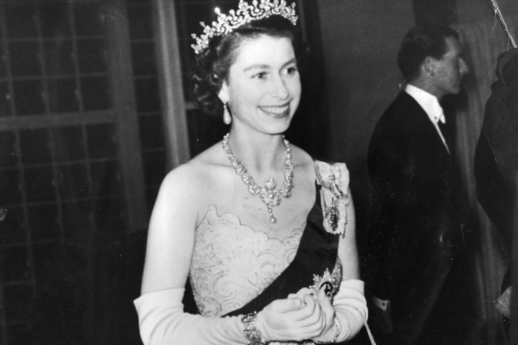Obľúbená ozdoba kráľovnej Alžbety, ktorú si Kate Middleton neodváži nosiť: perly, diamanty a veľmi drahý dar