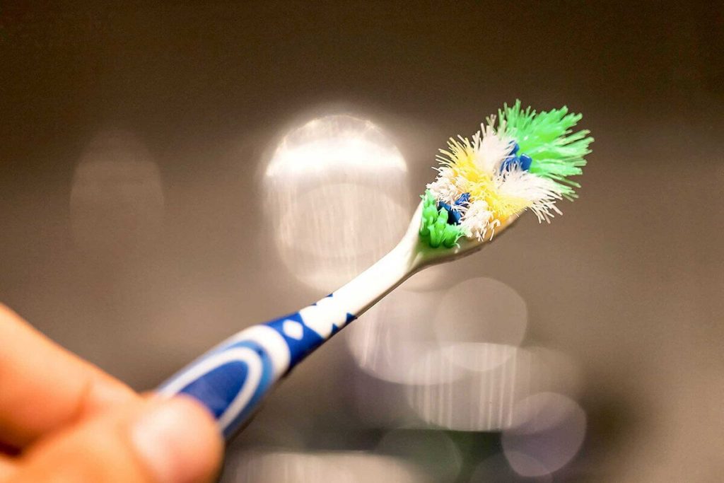 Nevyhadzujte stare zubné kefky, máte doma poklad: dva spôsoby, ako ich využiť