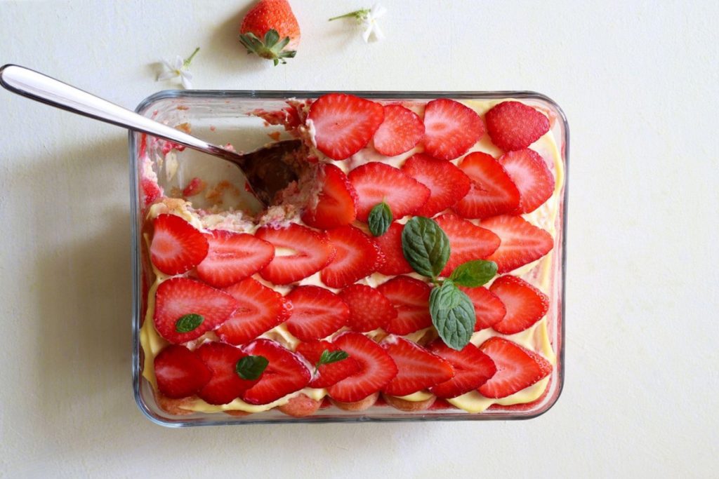 Mrazený jahodový torta s sušienkami – jednoduchý a rýchly dezert na leto
