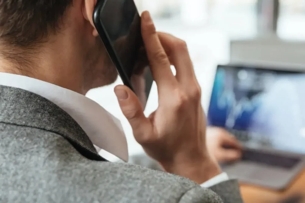 Sofistikovaný podvod, ktorý vyprázdňuje bankové účty prostredníctvom bankomatov pomocou mobilných telefónov