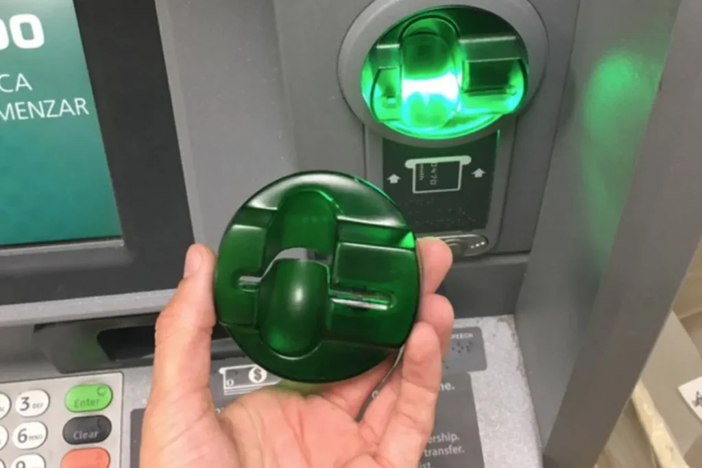 Čo je potrebné urobiť pred vložením bankovej karty do bankomatu, aby ste sa vyhli nepríjemnostiam