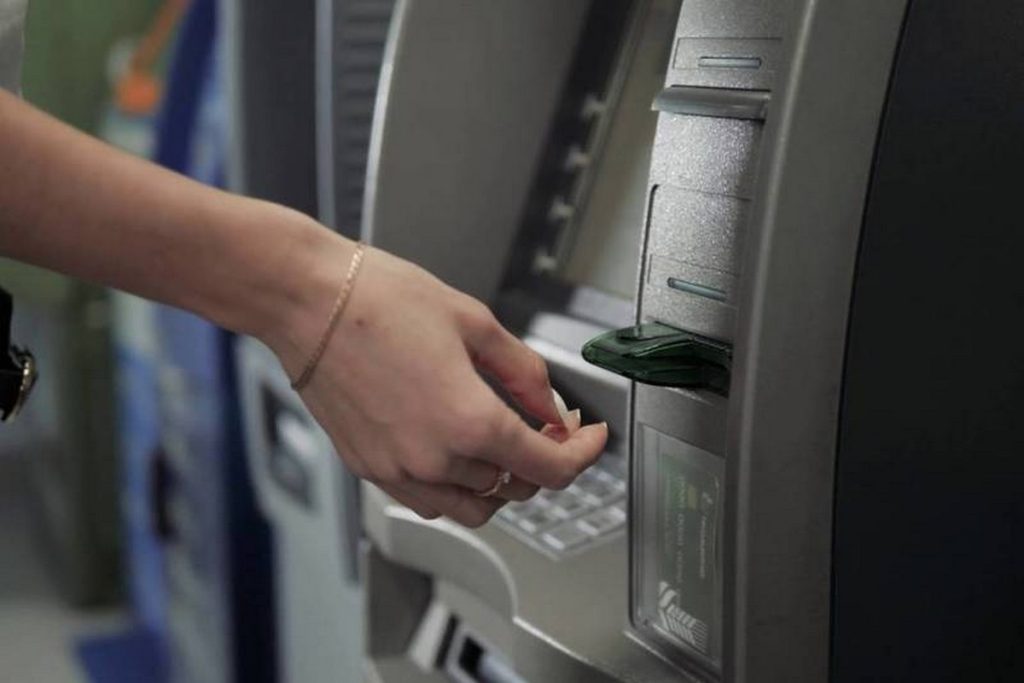 Nikdy viac nevyberajte takú sumu peňazí z bankomatu: daňový úrad vás nájde