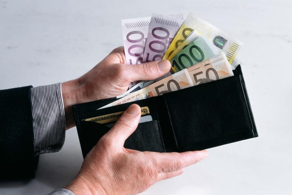 Našiel stratenú peňaženku, vrátil ju majiteľovi, ale jeho odmena mu priniesla veľa problémov