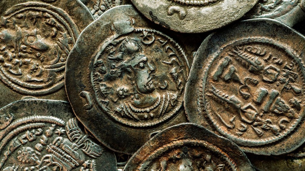 V detstve našiel mince, schoval ich na 60 rokov a teraz za ním prišli archeológovia