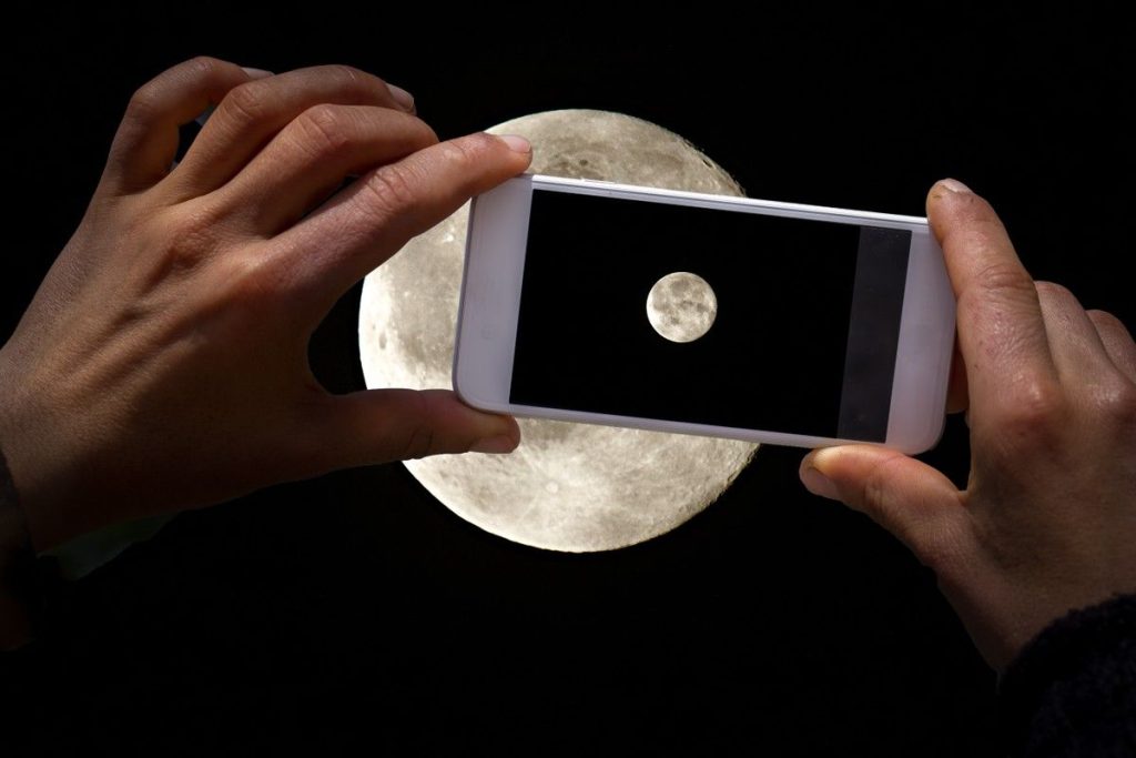 Ako vyfotografovať Mesiac na mobilný telefón a nezahynúť pri pokuse