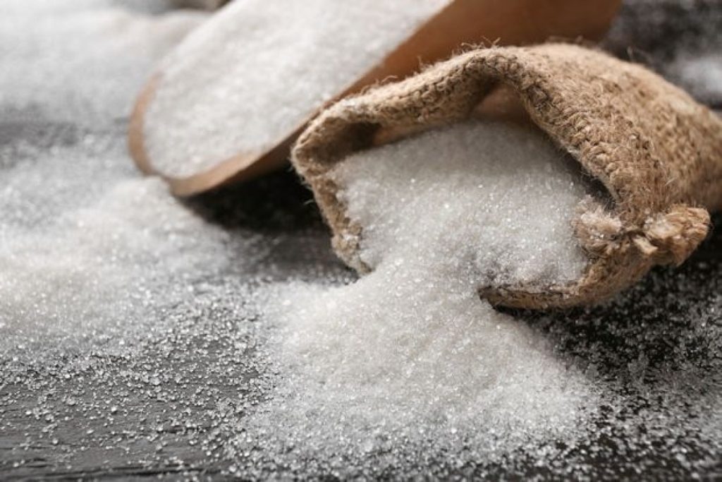 Čo prináša posypanie trávnika cukrom? Vysvetlíme, či sa to oplatí robiť