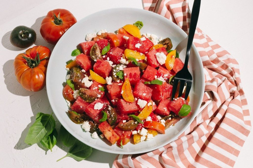 S 4 základnými ingredienciami (jedna z nich je sezónna) a za 5 minút: tak sa pripravuje najlepší čerstvý šalát na leto