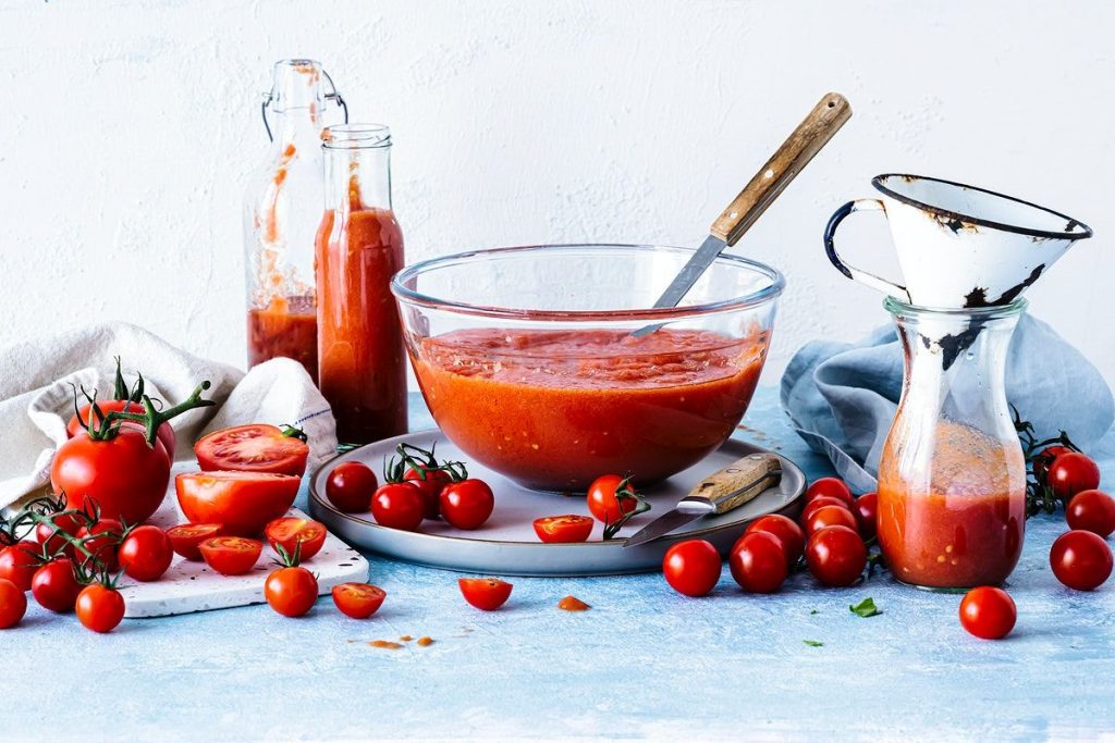 Domáci kečup – jednoduchý recept na chutnú omáčku bez konzervačných látok. Z čoho sa pripravuje