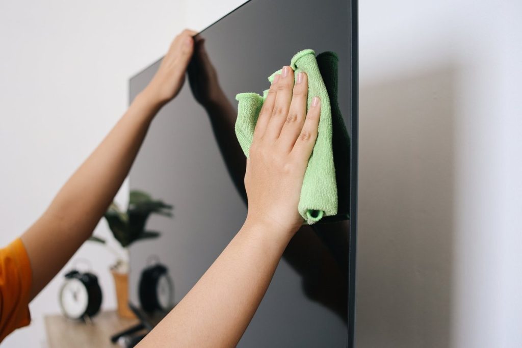 Nikdy to nerobte: podľa odborníka je to častá chyba, ktorej sa treba vyvarovať pri čistení obrazovky televízora