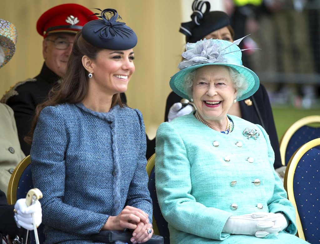 Obľúbená ozdoba kráľovnej Alžbety, ktorú si Kate Middleton neodváži nosiť: perly, diamanty a veľmi drahý dar