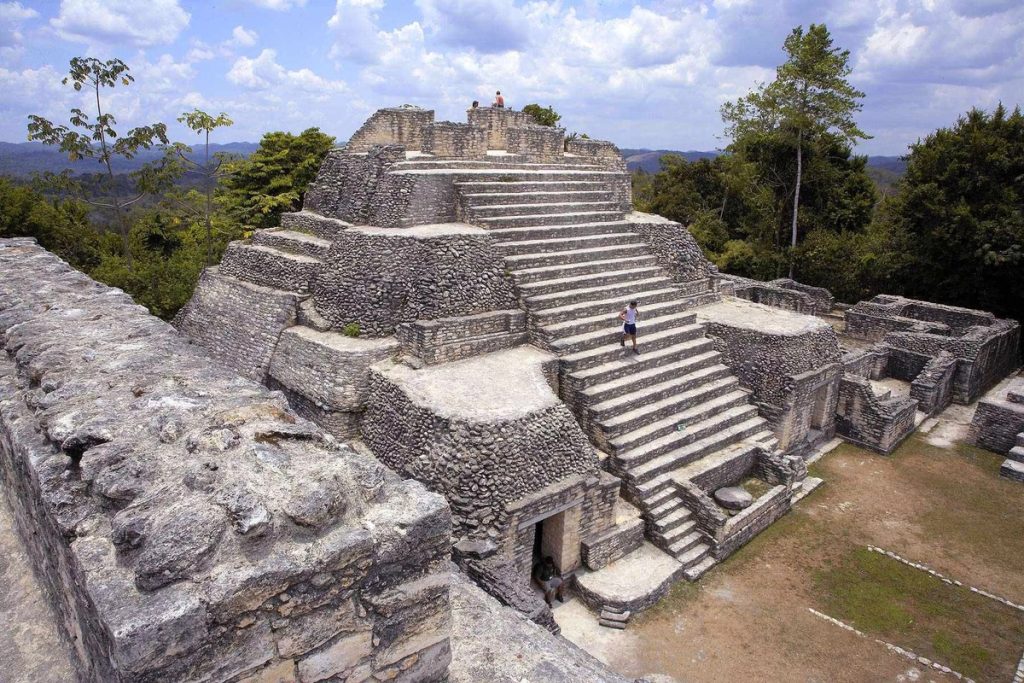 Archeológovia z Texasu objavili hrobku vodcu dynastie Mayov s obrovskou zbierkou predmetov