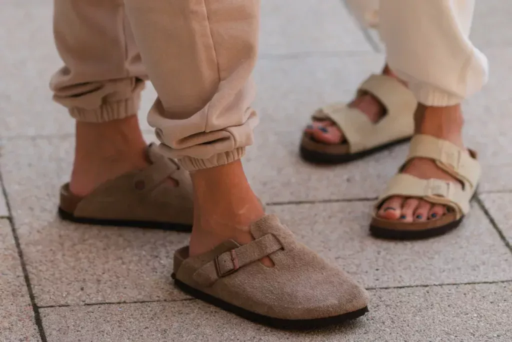 Jednoduchý trik, ako vyčistiť semišové sandále a urobiť ich bezchybnými ako v prvý deň