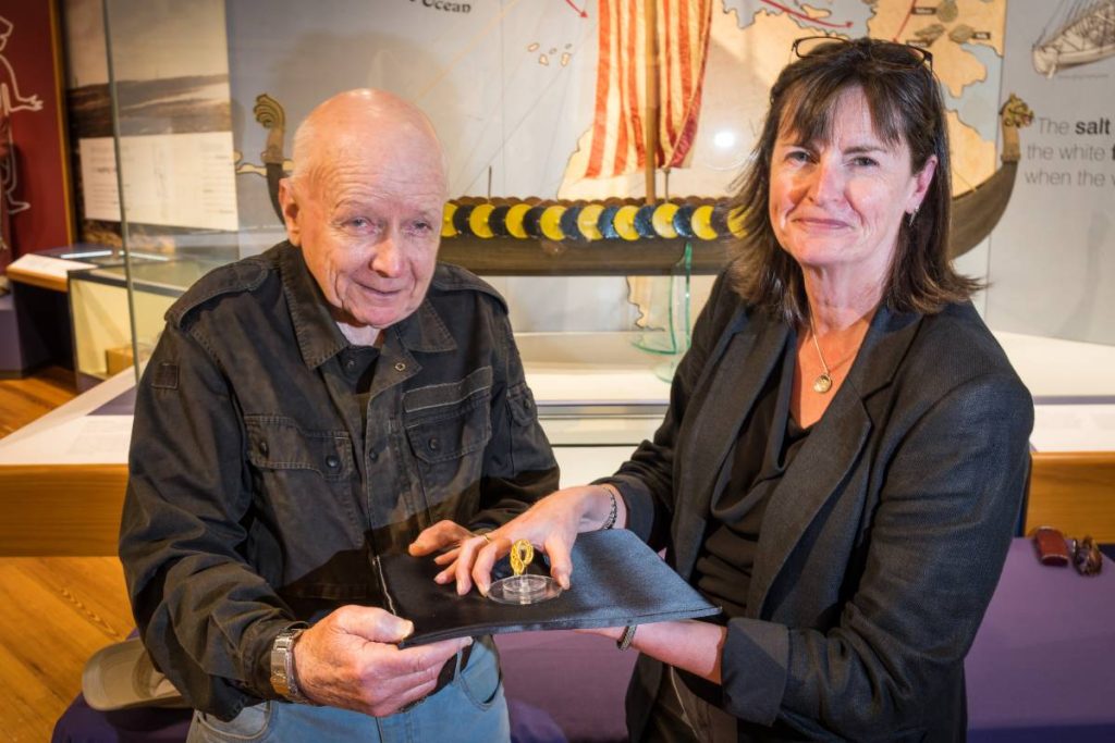 Historický nález: amatérsky geológ našiel poklad Vikingov zakopaný pred 1000 rokmi