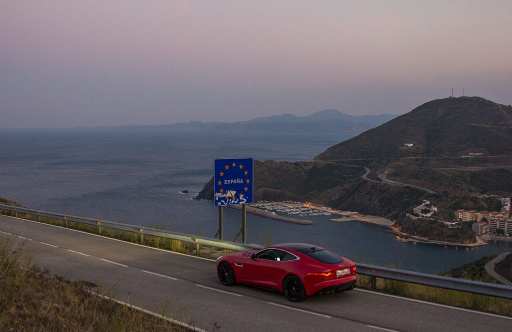 Najkrajšia dedinka Barcelony so 100-metrovým vodopádom a hradom z 11. storočia